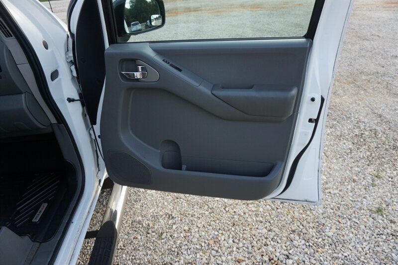 Used 2009 Nissan Frontier SE w/ SE Value Truck Pkg RWD image 36