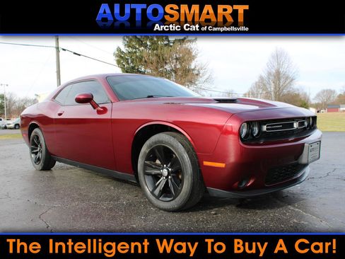 Used 2019 Dodge Challenger SXT image 1