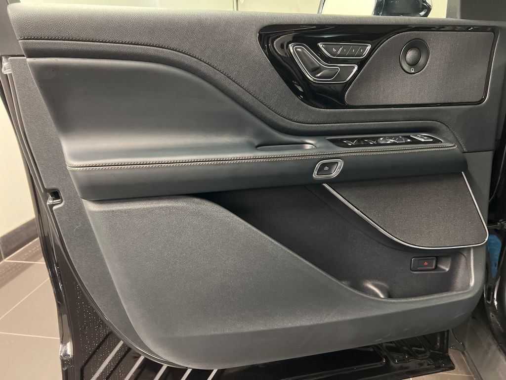 Used 2026 Lincoln Aviator AWD image 30