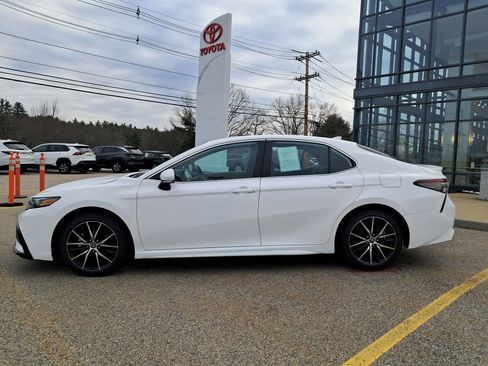 Used 2024 Toyota Camry SE image 2