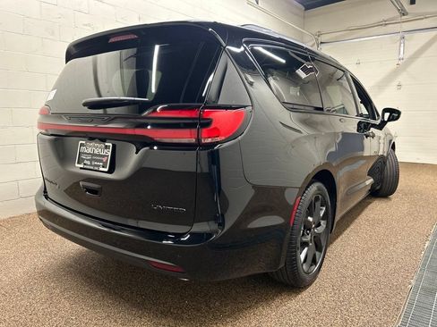 New 2027 Chrysler Pacifica Limited w/ S Appearance Package FWD image 2