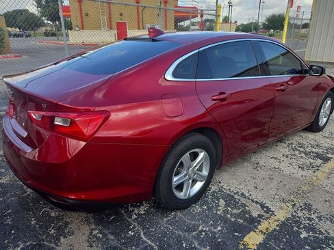 Used 2025 Chevrolet Malibu LT FWD image 2