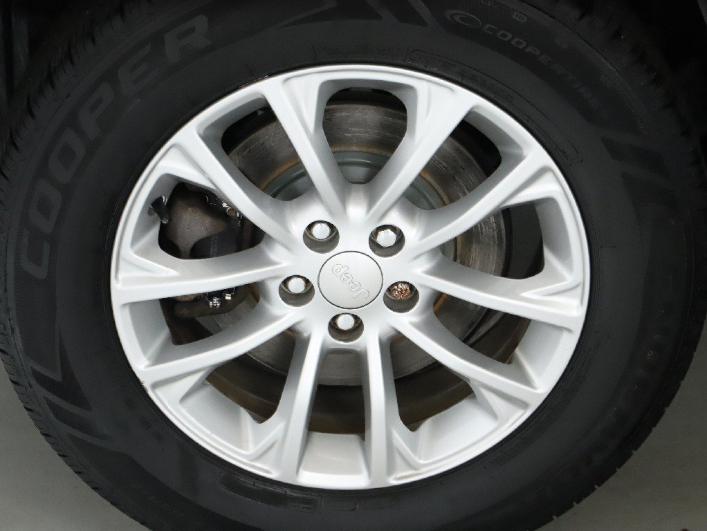 Used 2019 Jeep Cherokee Latitude w/ Popular Appearance Group AWD/4WD image 12