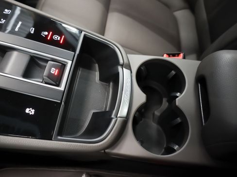 Used 2025 Porsche Macan image 18