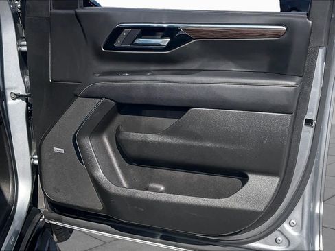 Used 2025 Chevrolet Suburban Premier RWD image 22