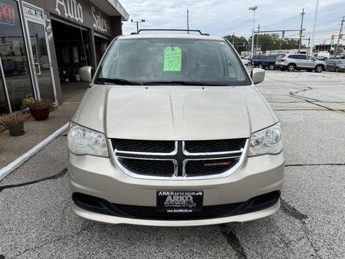 Used 2014 Dodge Grand Caravan SXT FWD image 3
