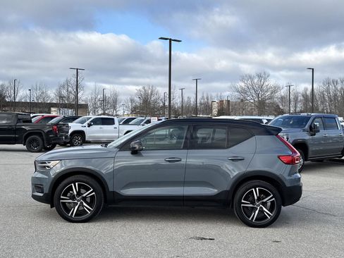 Used 2022 Volvo XC40 T5 R-Design image 3