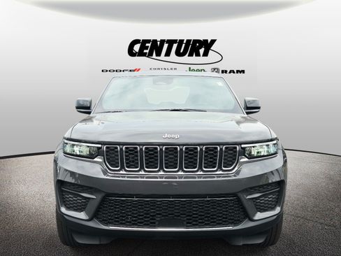 Used 2025 Jeep Grand Cherokee Laredo w/ Luxury Tech Group I AWD/4WD image 9