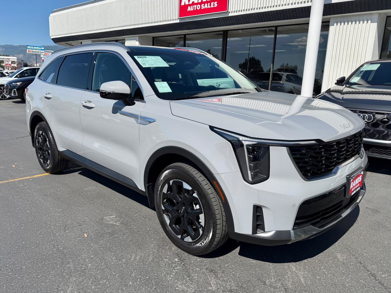Used 2025 Kia Sorento S w/ Panoramic Sunroof Package AWD/4WD image 2