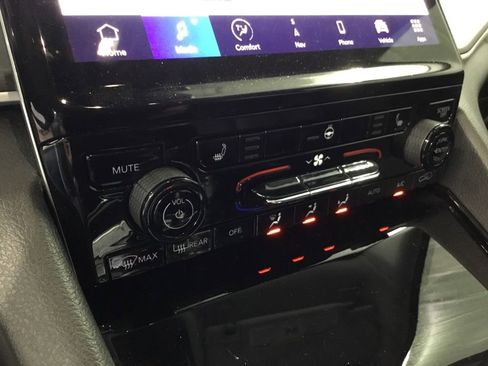 Used 2023 Jeep Grand Cherokee Limited w/ Black Appearance Package image 18