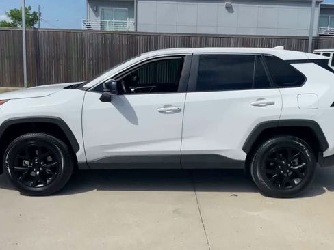 Used 2022 Toyota RAV4 LE FWD image 5