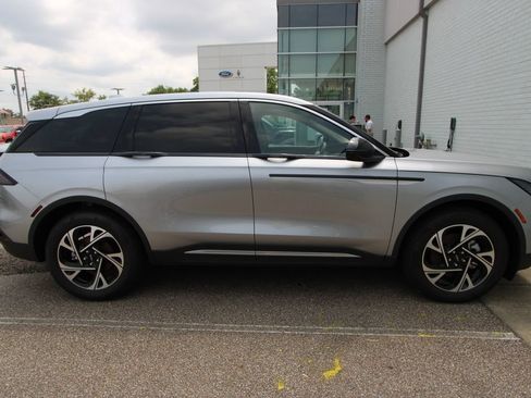 Used 2025 Lincoln Nautilus Premier AWD/4WD image 10