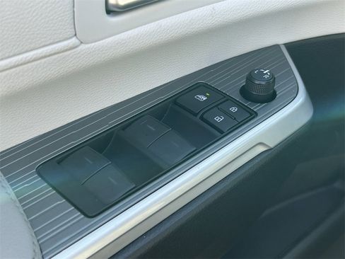 Used 2025 Toyota Sienna XLE w/ XLE Plus Package image 26