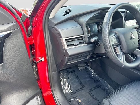 New 2026 Mitsubishi Outlander ES image 7