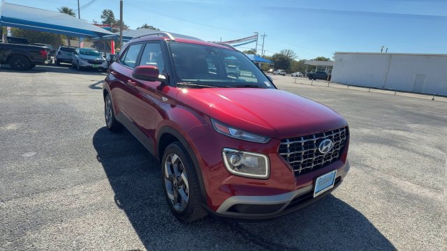 Used 2025 Hyundai Venue SEL FWD image 2