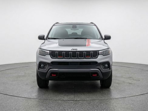 Used 2025 Jeep Compass Trailhawk image 2