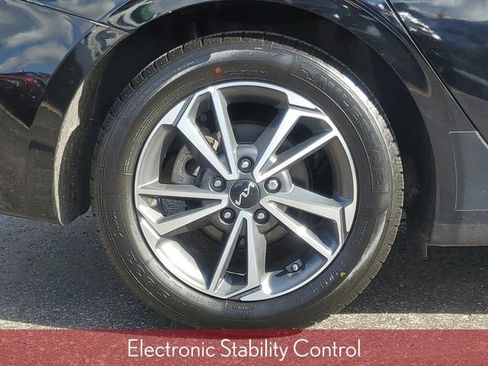 Used 2022 Kia Forte LXS w/ LXS Technology Package image 6