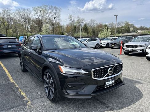 Certified 2025 Volvo V60 B5 Cross Country Plus AWD/4WD image 2