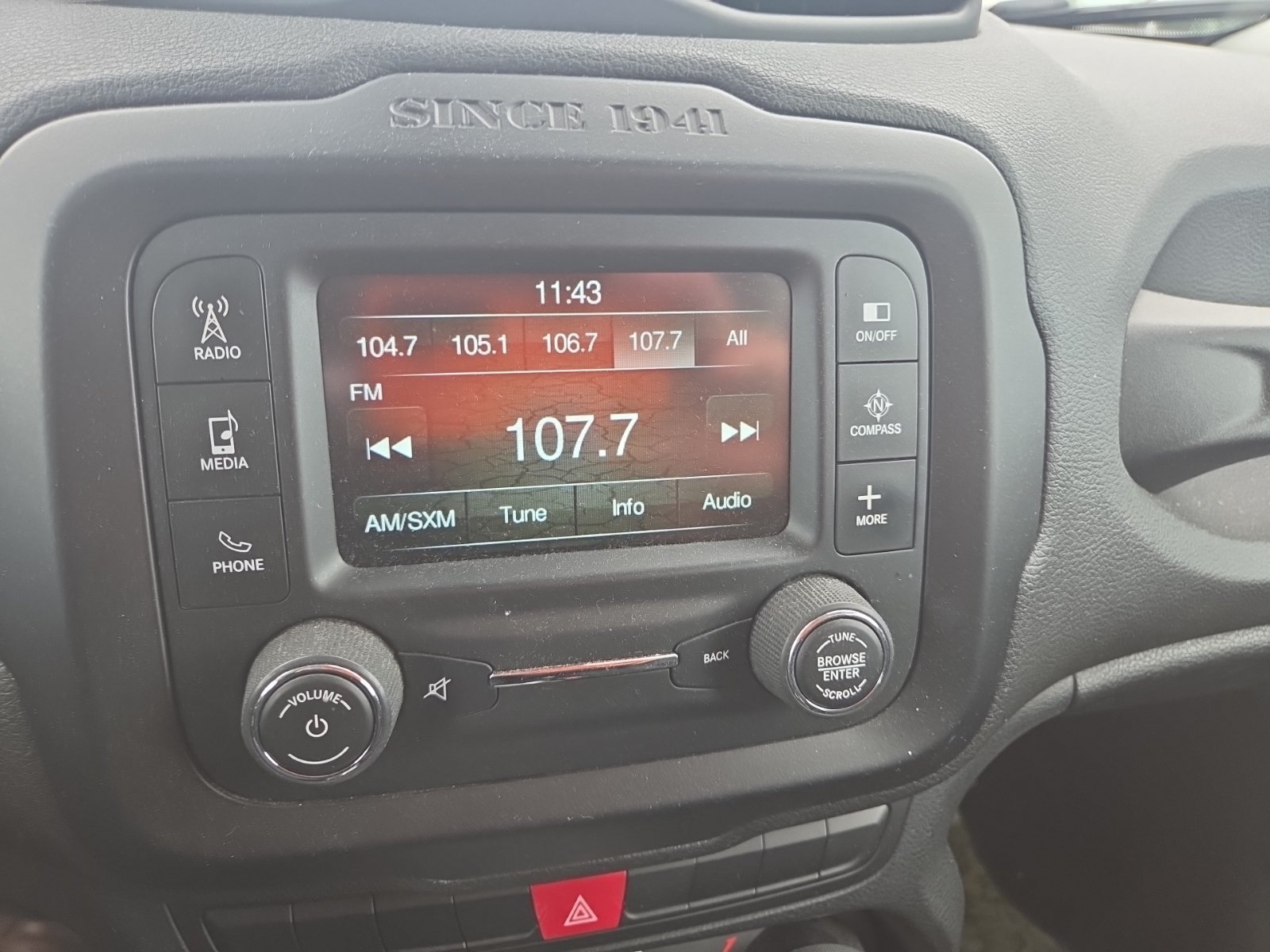 Used 2015 Jeep Renegade Latitude w/ Popular Equipment Group AWD/4WD image 8