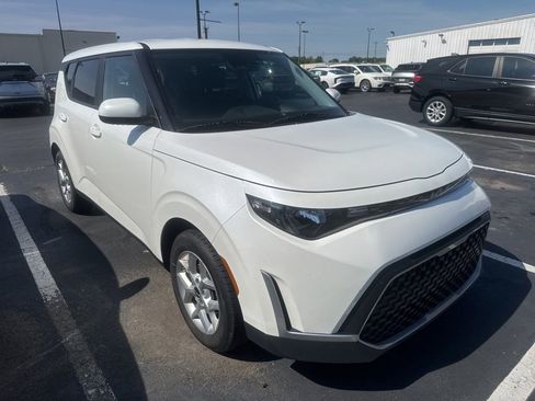Used 2024 Kia Soul LX w/ Option Group 015 FWD image 2