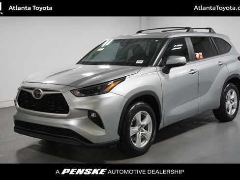 Used 2023 Toyota Highlander LE image 1