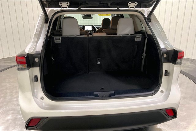 Used 2023 Toyota Highlander XLE AWD/4WD image 39