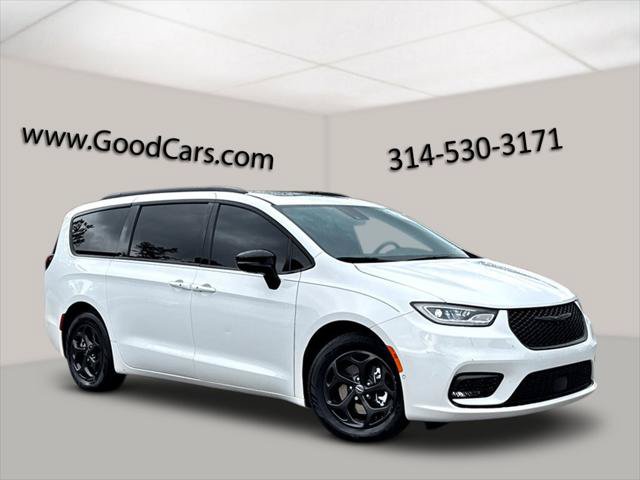 Certified 2024 Chrysler Pacifica Premium FWD image 1