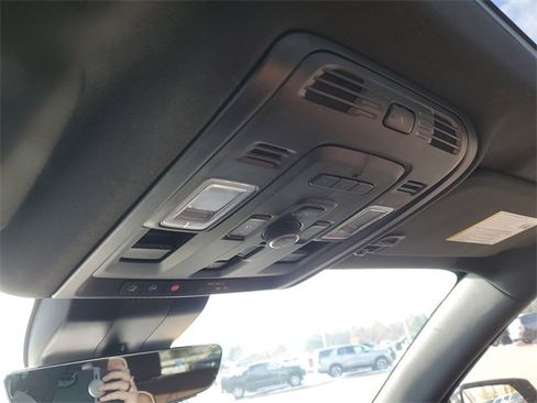 Used 2023 GMC Yukon Denali Ultimate image 21