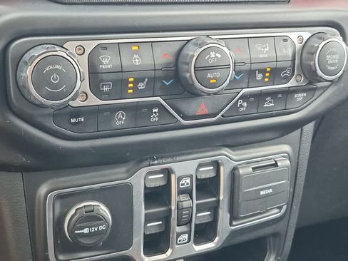 Used 2022 Jeep Wrangler Unlimited Rubicon w/ Cold Weather Group AWD/4WD image 15