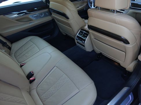 Used 2016 BMW 750i image 18