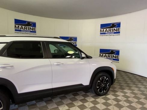 Used 2023 Chevrolet TrailBlazer LT FWD image 2