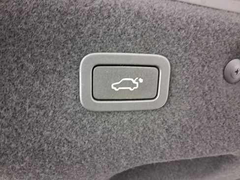 Used 2017 Jaguar XF R-Sport image 28