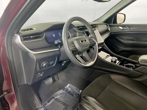 Used 2023 Jeep Grand Cherokee Altitude image 9