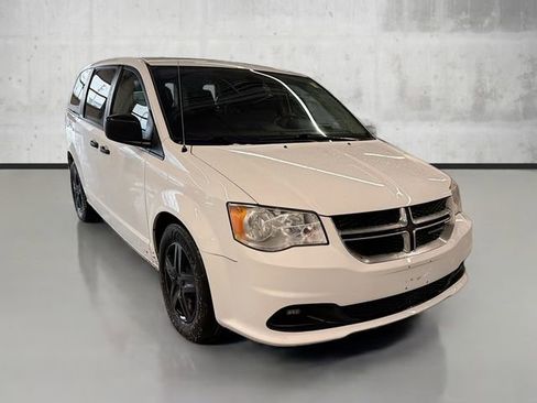 Used 2019 Dodge Grand Caravan SE image 3