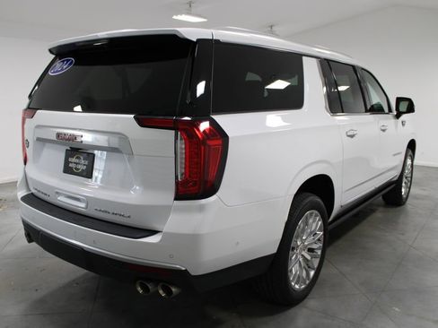 Used 2024 GMC Yukon XL Denali w/ Denali Reserve Package AWD/4WD image 9