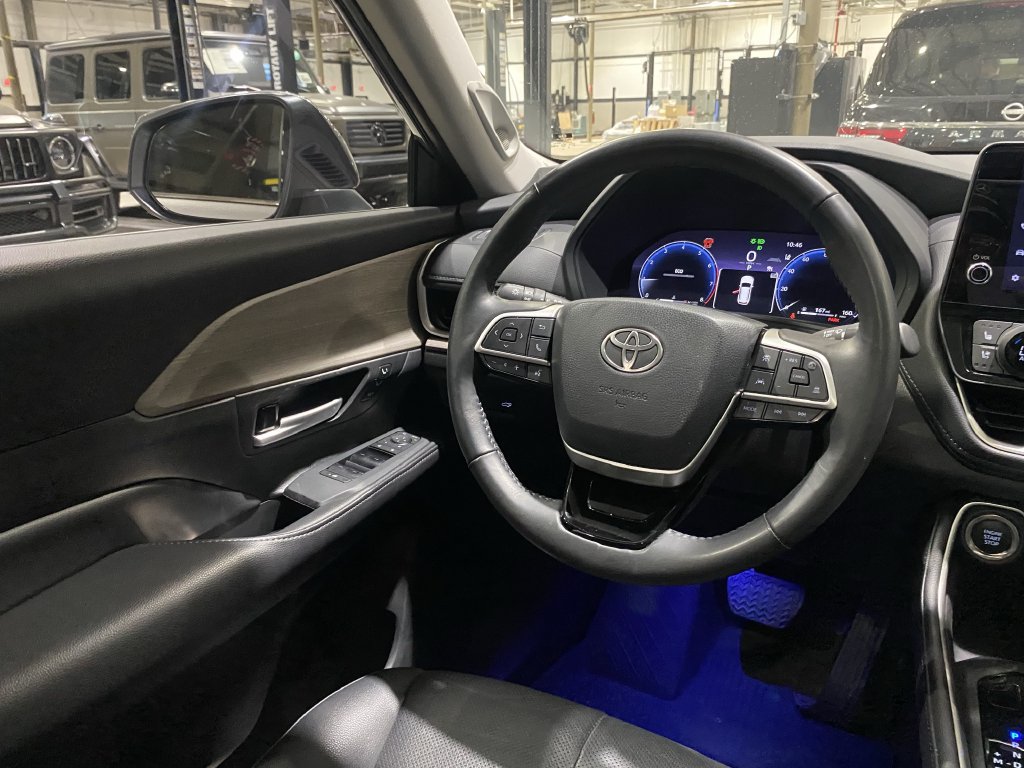 Used 2025 Toyota Grand Highlander AWD image 3