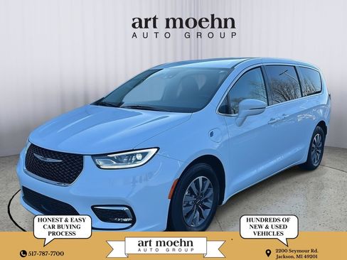 Used 2022 Chrysler Pacifica Touring-L image 1