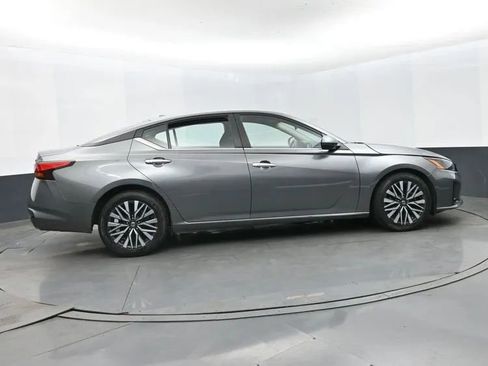 Used 2023 Nissan Altima 2.5 SV image 4