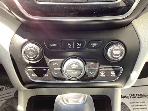 Used 2019 Jeep Cherokee Limited AWD/4WD image 18