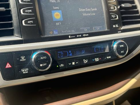 Used 2018 Toyota Highlander XLE FWD image 12