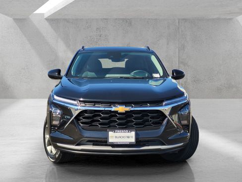 Used 2025 Chevrolet Trax LT w/ LT Convenience Package FWD image 2