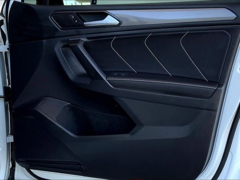 Used 2022 Volkswagen Tiguan SE w/ Panoramic Sunroof Package image 23