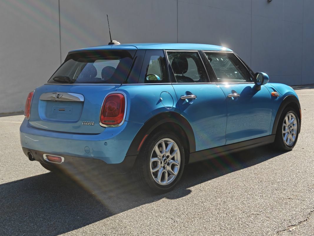 Used 2018 MINI Cooper 4-Door Hardtop FWD image 3
