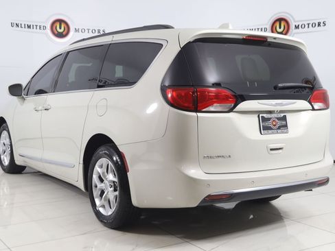 Used 2017 Chrysler Pacifica Touring-L w/ Tire & Wheel Group FWD image 4