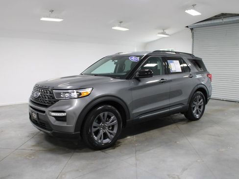 Used 2023 Ford Explorer XLT w/ Equipment Group 202A RWD image 4
