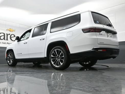 Used 2023 Jeep Wagoneer L Series III w/ Premium Group I AWD/4WD image 5