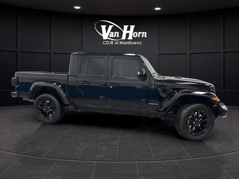 Used 2023 Jeep Gladiator Overland image 2