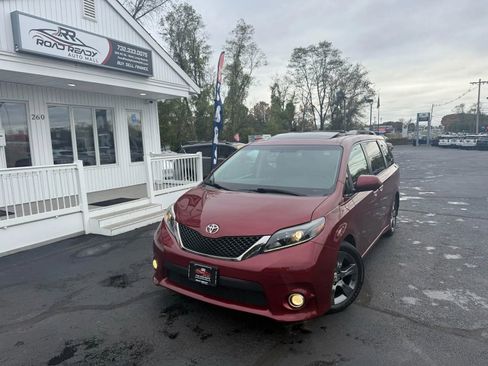 Used 2015 Toyota Sienna SE Premium image 2