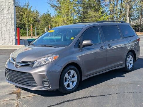 Used 2018 Toyota Sienna LE image 3