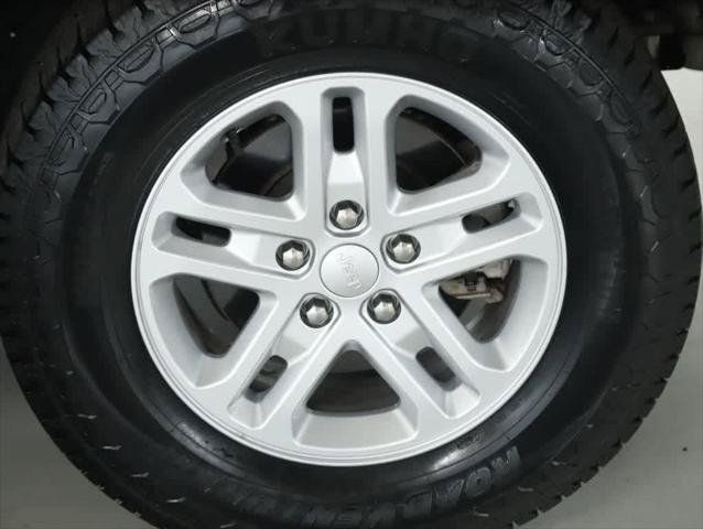 Used 2023 Jeep Grand Cherokee Laredo AWD/4WD image 40